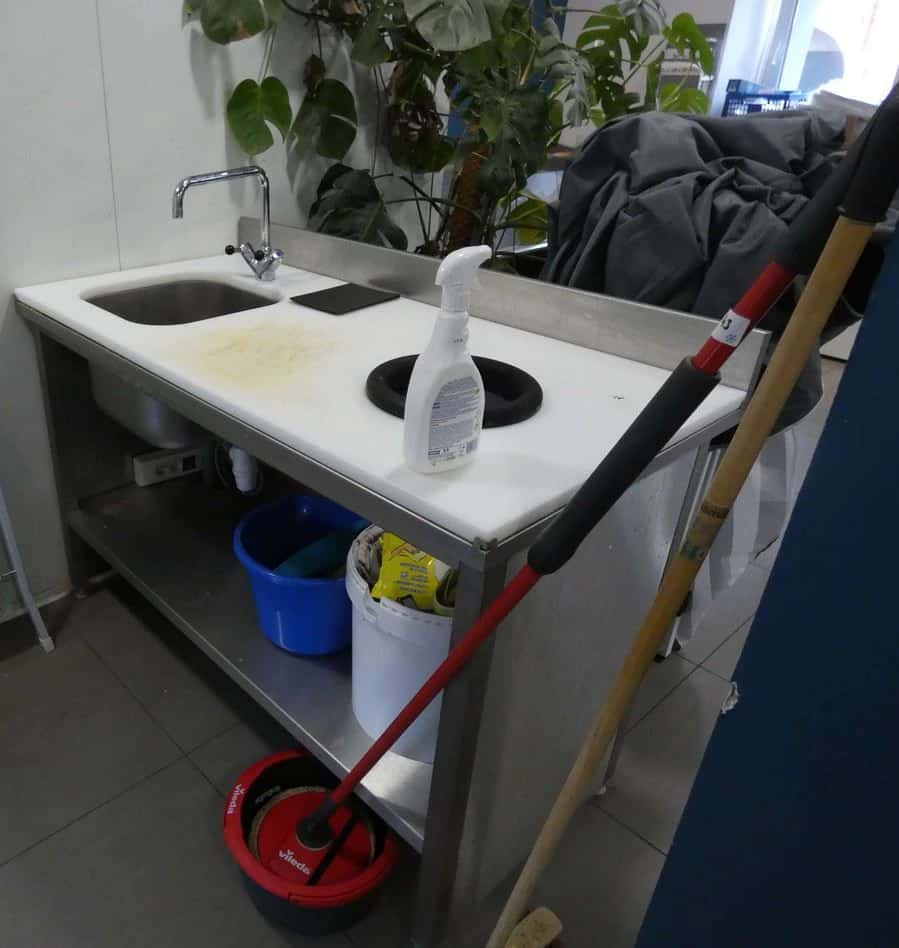 Une plonge avec plan de travail