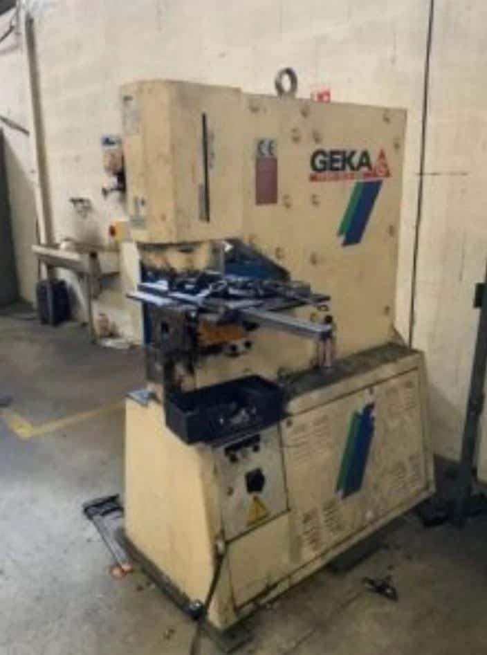 Une Poinçonneuse GEKA PUMA 55/E 500