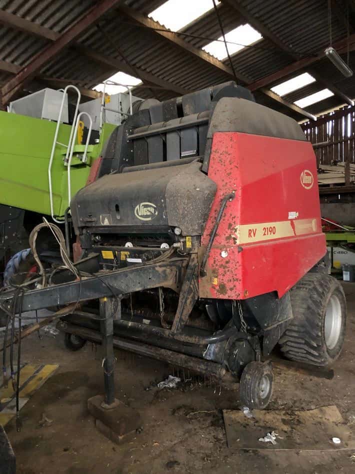 Une presse à balles rondes Vicon RV 2190