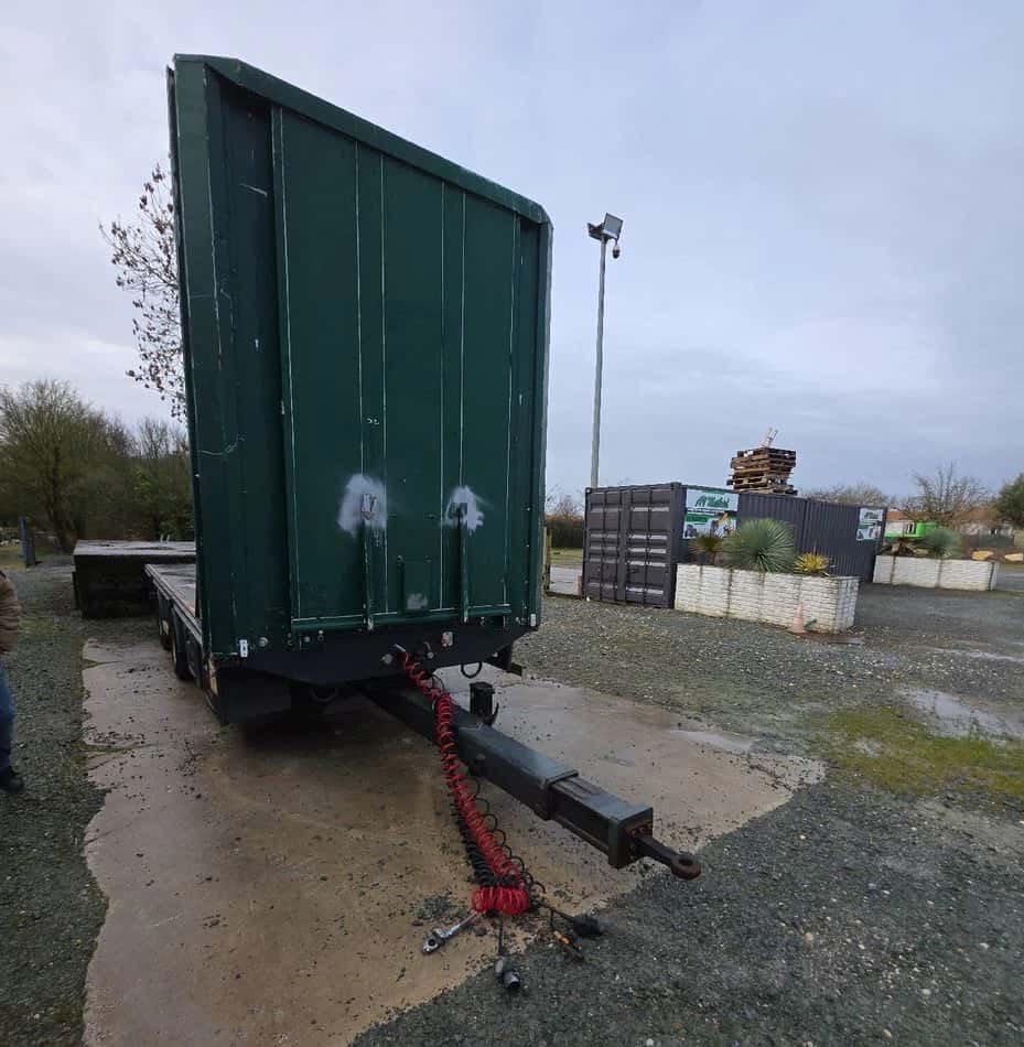 Une remorque porte-engins
