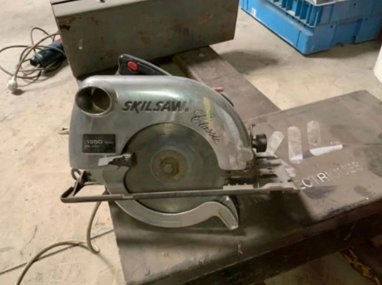 Une scie circulaire Skilsaw de 1350 W, 86 mm