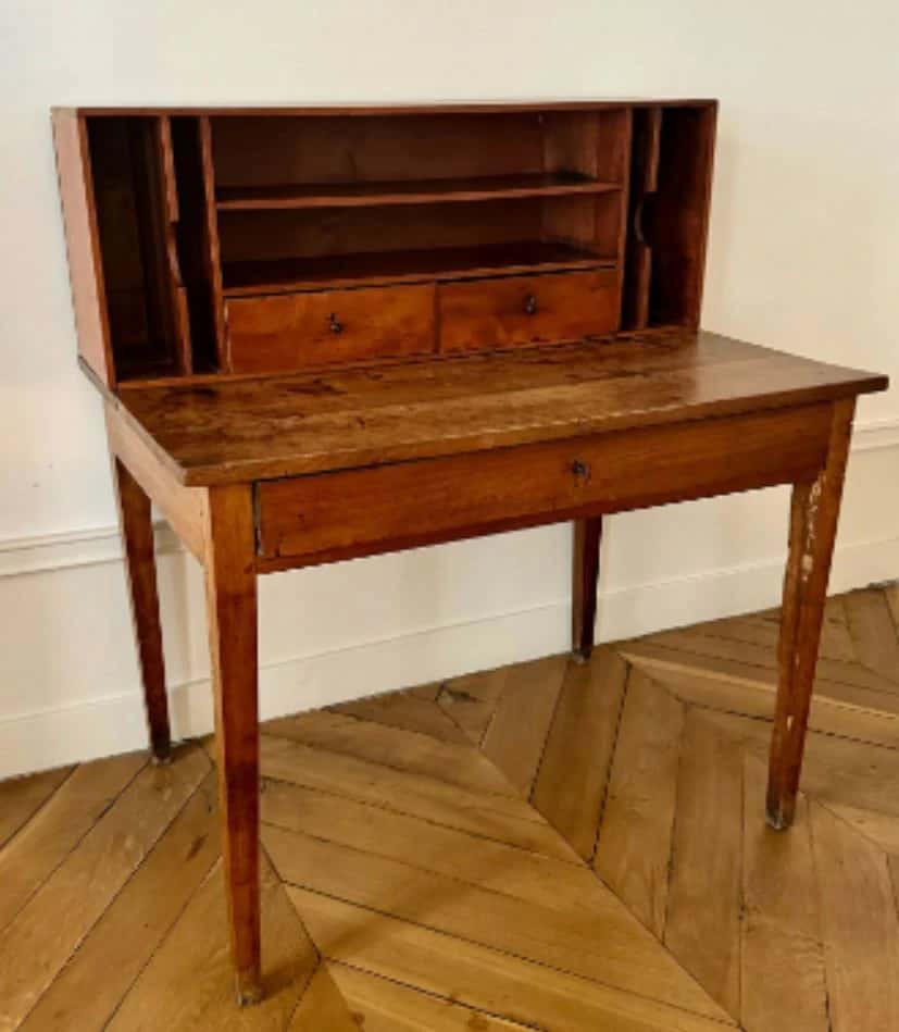 Une table en bois fruitier de Barbara