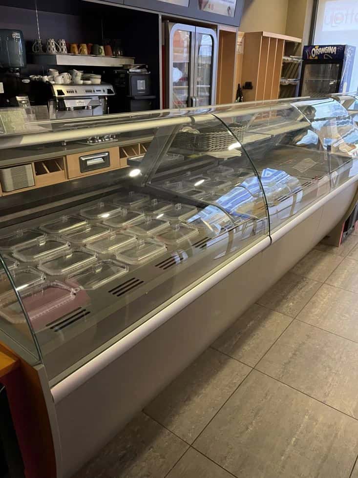 1 vitrine double réfrigérée