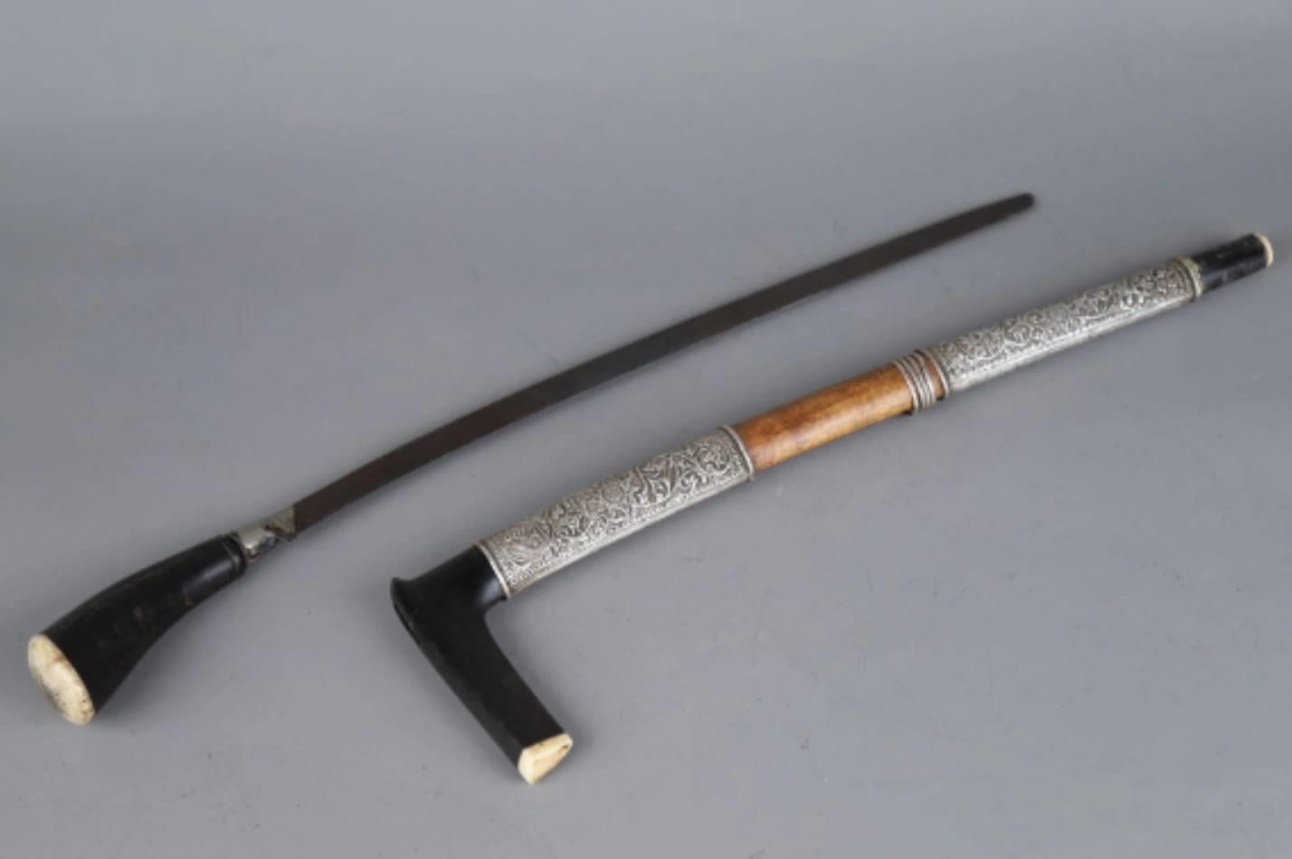 Couteau Sewar avec fourreau en bois, Pommeau en os — photo 1
