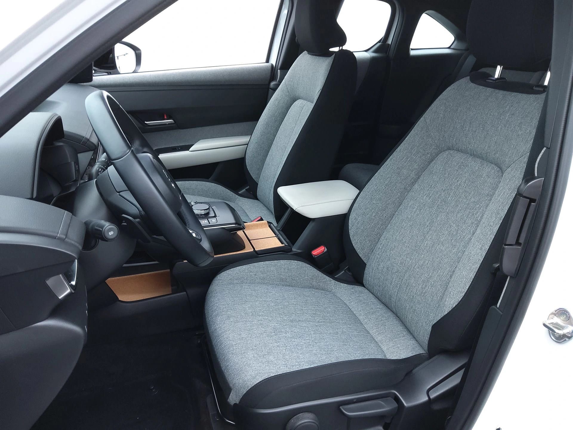 MX-30 e-Skyactiv 145 ch, MAZDA · 2023 · 14 931 km · Electrique à Bassens — photo 1