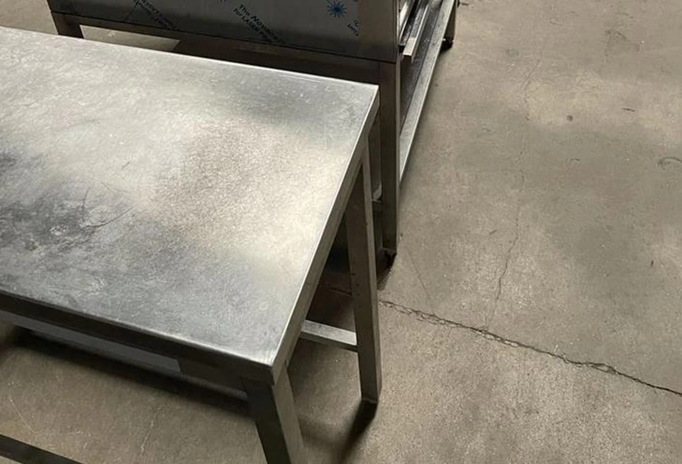 1 table inox à Strasbourg