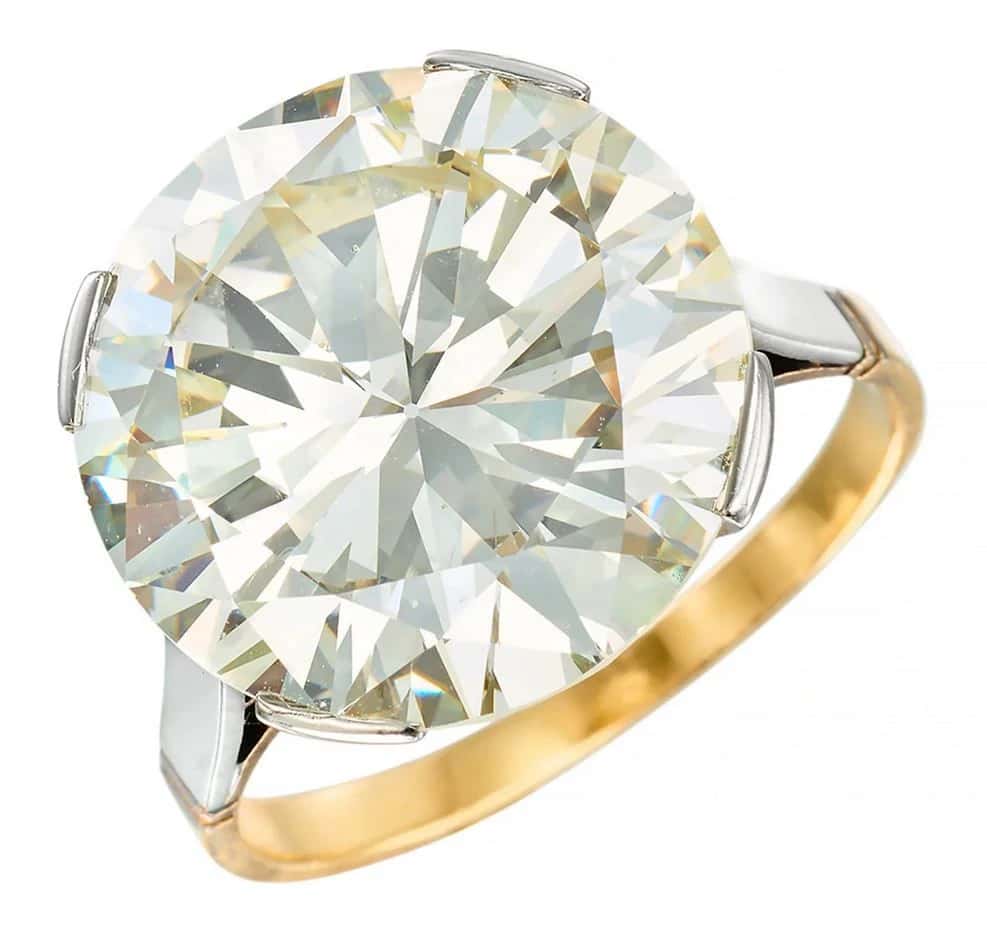 Important diamant sur une bague en platine et or