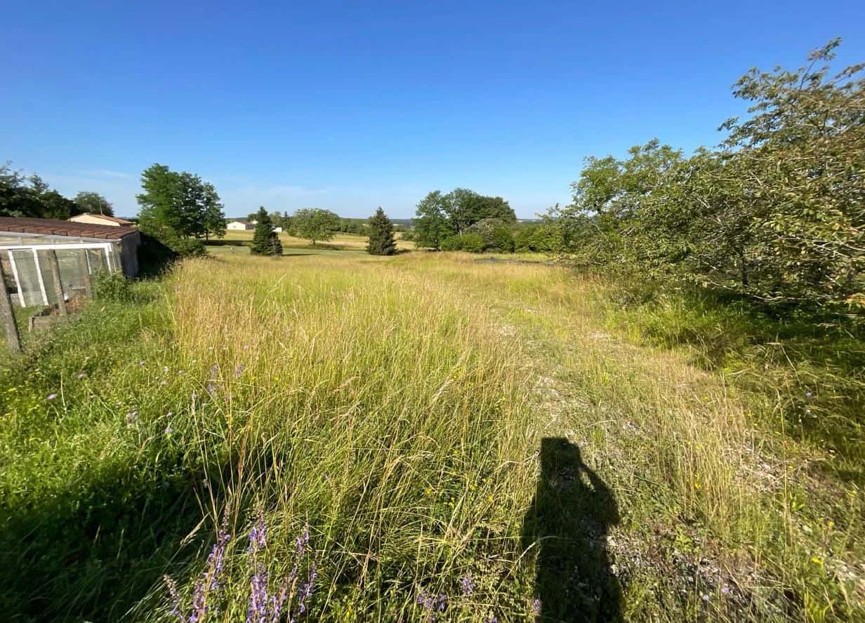 Un terrain de 8 576 m² situé avenue Simone de Beauvoir à Champagnac-de-Belair